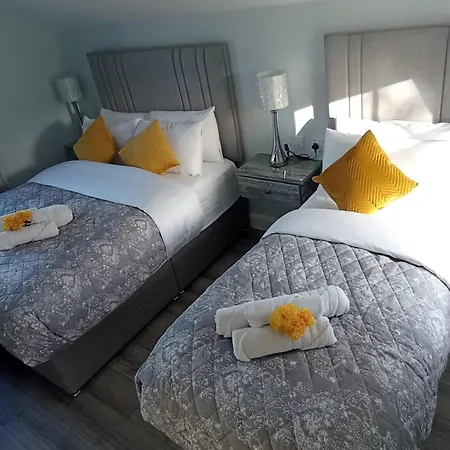 Tiernan's Luxury Triple Ensuite Apartment *